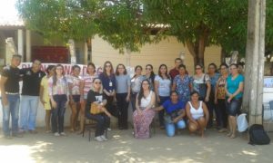 Pessoas de pé sorrindo para foto