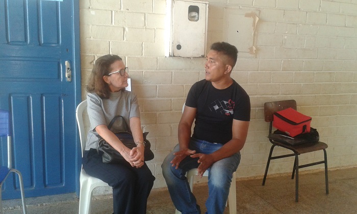 Duas pessoas sentadas conversando 