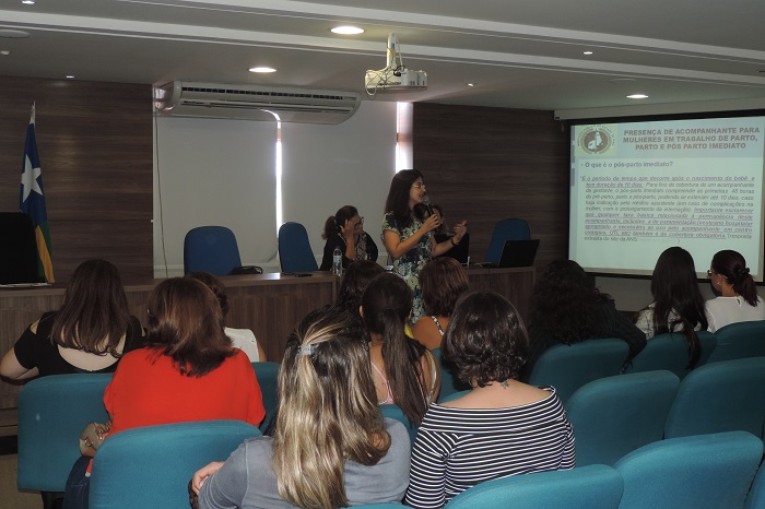 Promotora Karla Daniela conversando com plateia 