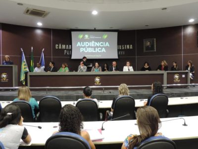 Pessoas sentada na mesa