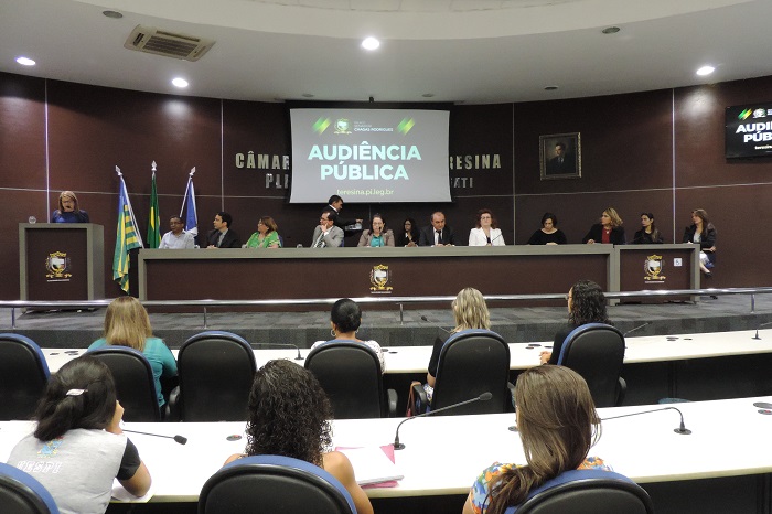 Pessoas sentada na mesa