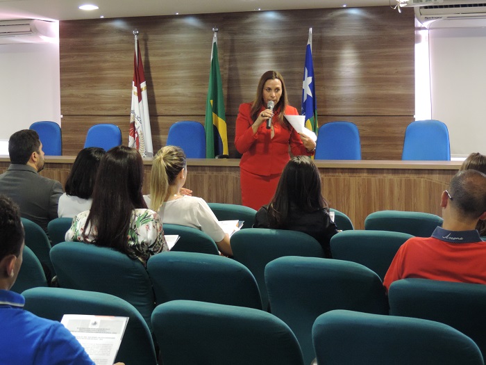 A Procuradora de Justiça Raquel Costa Normando fala para a plateia do seminário.