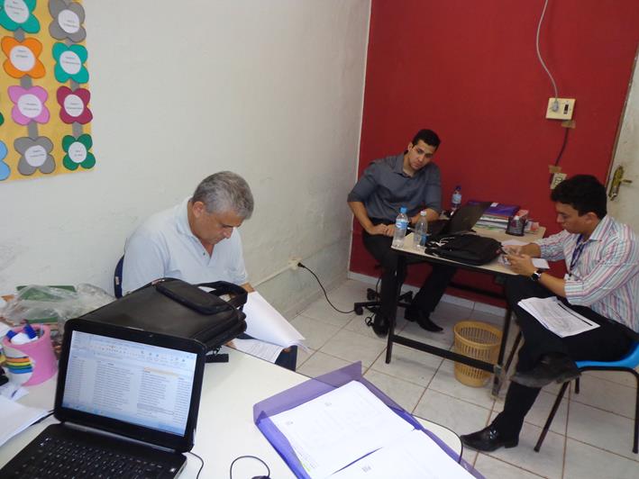 Pessoas trabalhando em uma sala.