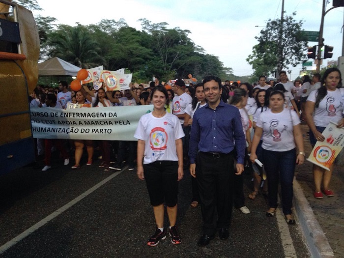 Promotores Karla Daniela Furtado e Márcio Franca a frente das pessoas na caminhada 