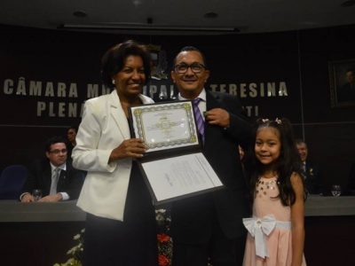 pessoa entregando medalha