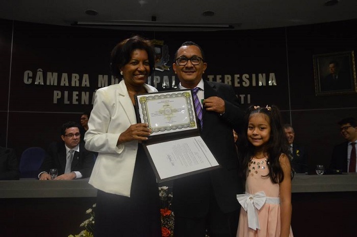 pessoa entregando medalha