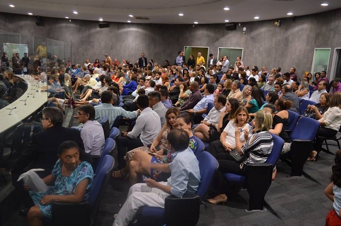 auditório com pessoas sentadas