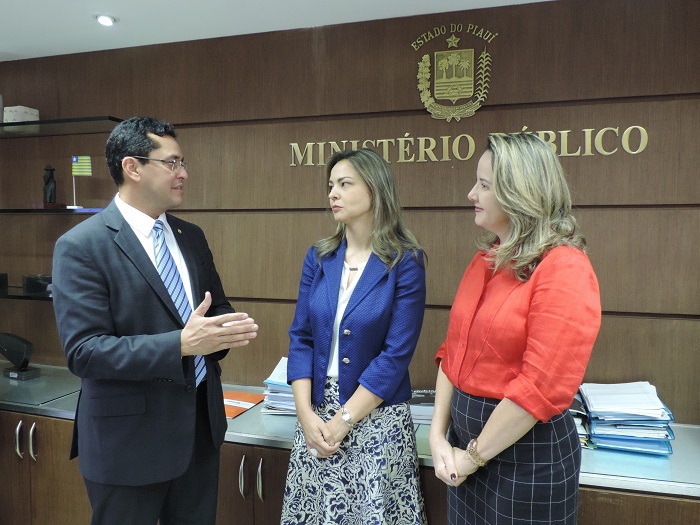 O Procurador-Geral, Cleandro Moura, conversando em seu gabinete com as Promotoras de Justica Itanieli Sá e Cláudia Seabra.