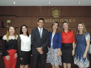 Procurador-Geral de Justiça, Cleandro Moura, em pé com equipe de assessoras, em seu gabinete.