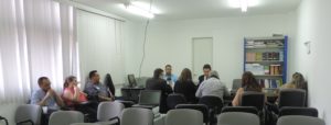 Pessoas sentadas em volta da mesa