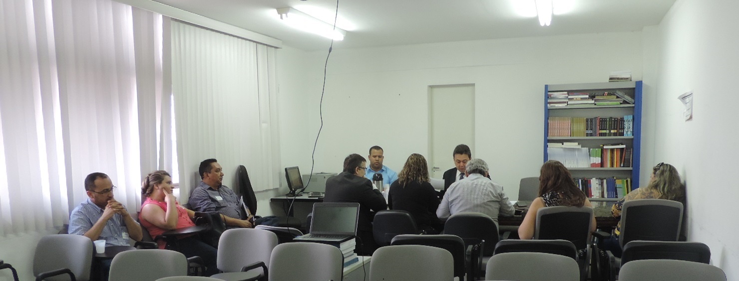 Pessoas sentadas em volta da mesa
