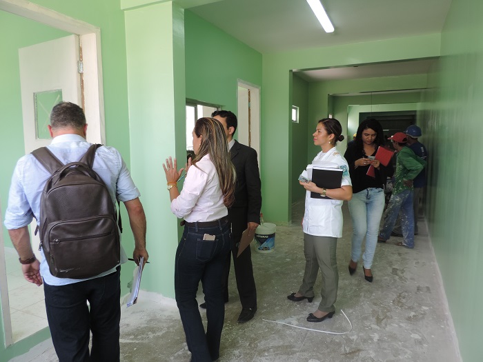 Pessoas em pé olhando um local em reforma
