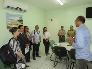 Pessoas de pé conversando