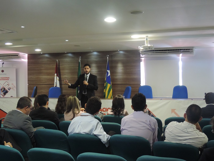 Membro da CPE/CNMP falando para o público.