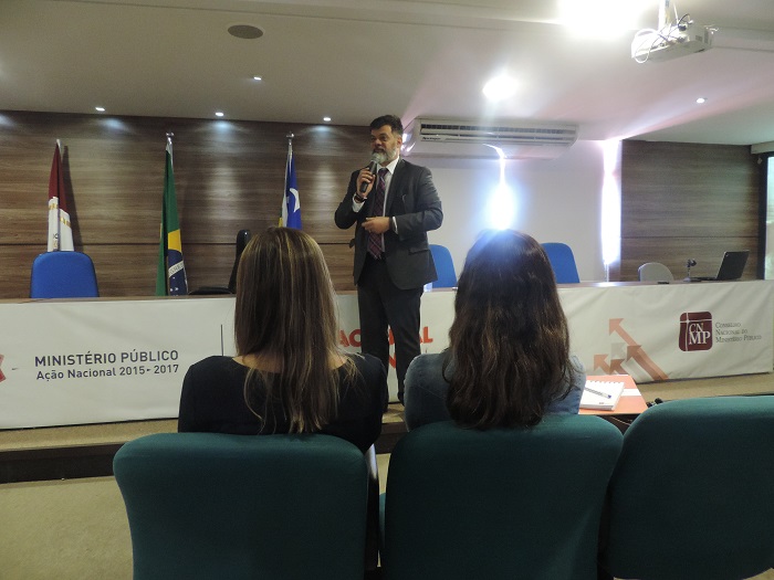 Rogério Carneiro Paes no auditório, conduzindo palestra.