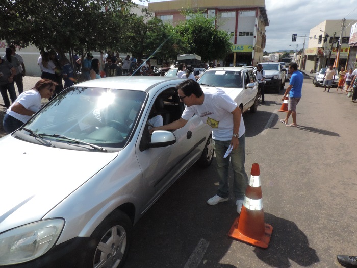 Pessoa entregando panfleto para motorista
