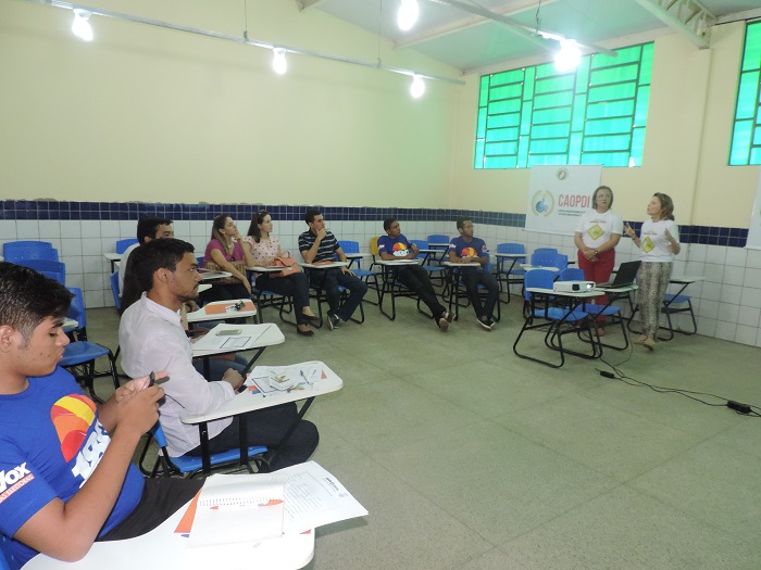 Pessoas sentadas em sala de aula 