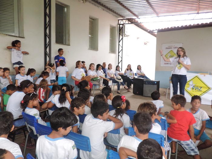 Pessoa ministrando palestra 