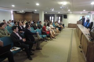 Plateia reunida no auditório da Procuradoria Geral de Justiça. O Promotor de Justiça Rômulo Paulo Cordão está falando ao microfone na tribuna.