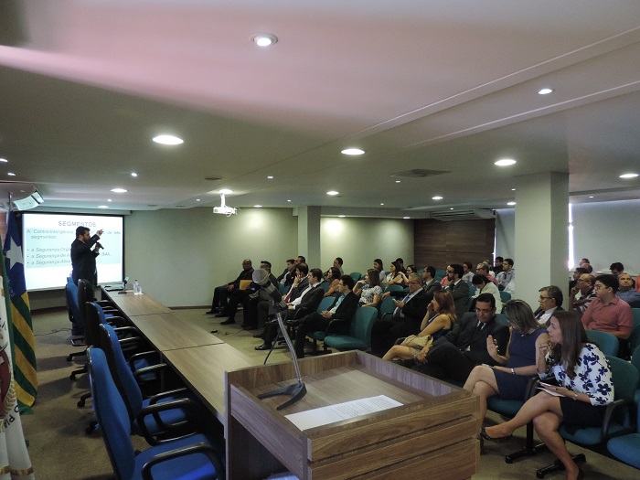 Palestrante fala para o público no auditório.
