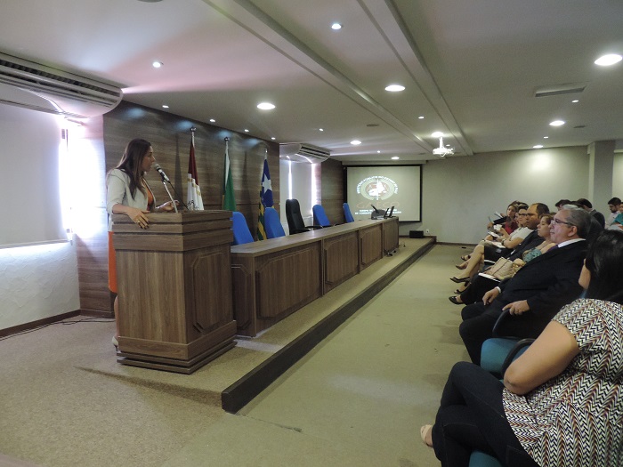 A Procuradora de Justiça Raquel Normando, diretora do CEAF, fala para a plateia, da tribuna.