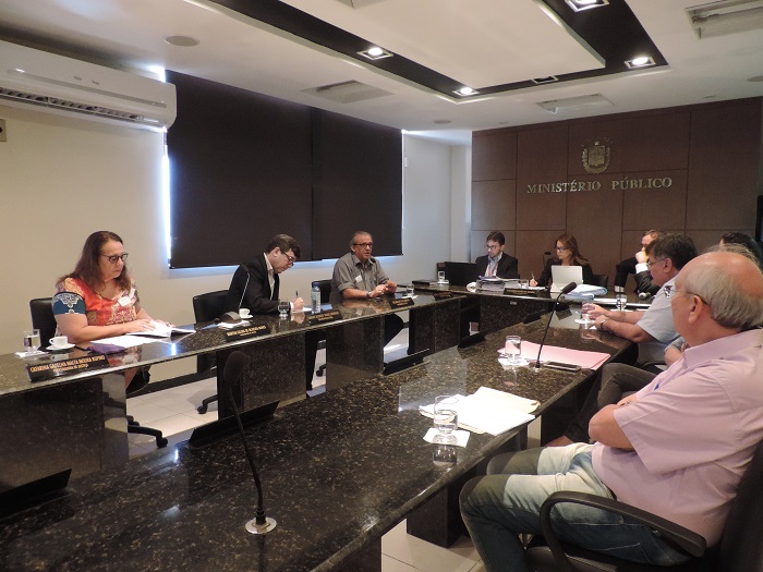 pessoas sentadas ao redor de uma mesa conversando