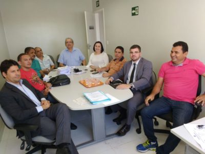Pessoas reunidas em torno de uma mesa.