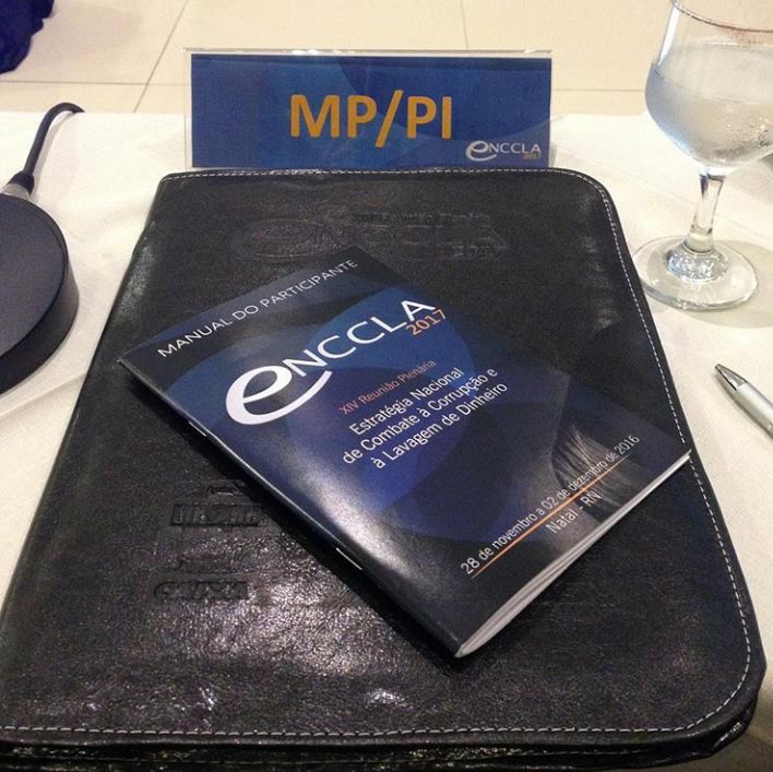 Foto de uma mesa, com placa onde se lê 