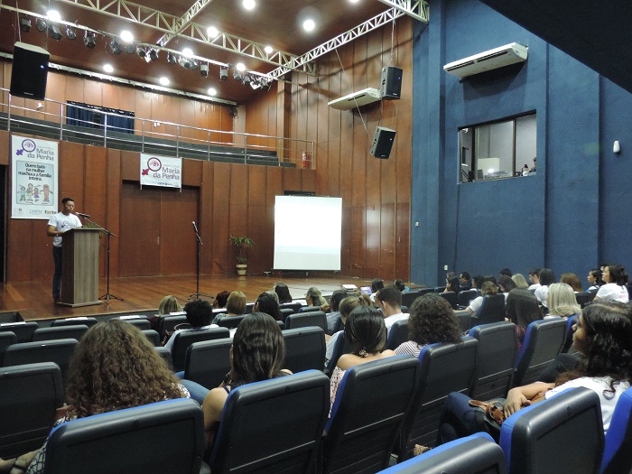 Pessoas sentadas em auditório