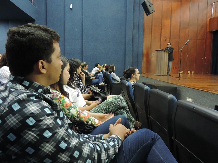 Pessoa vendo promotor discusar 
