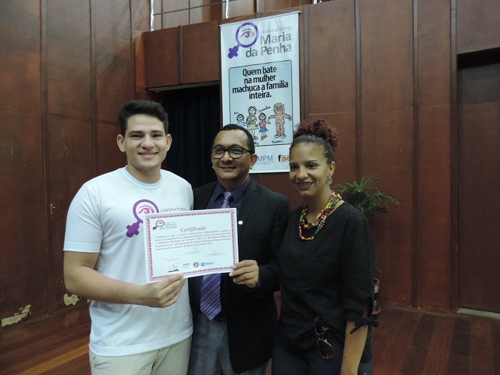 Pessoas segurando certificado 