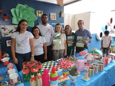 Pessoas de pé sorrindo para foto