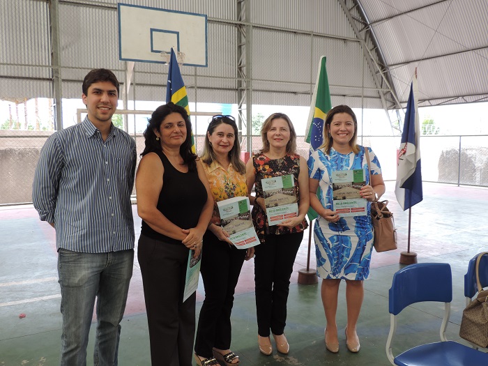 Pessoas sorrindo