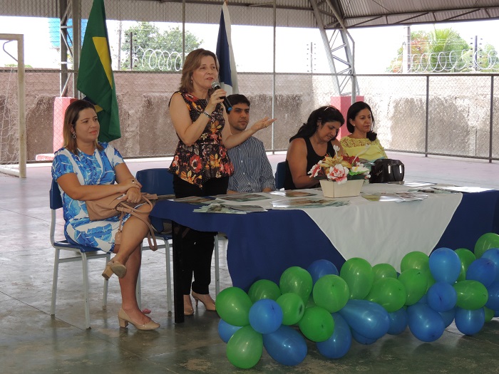 Pessoa de pé falando