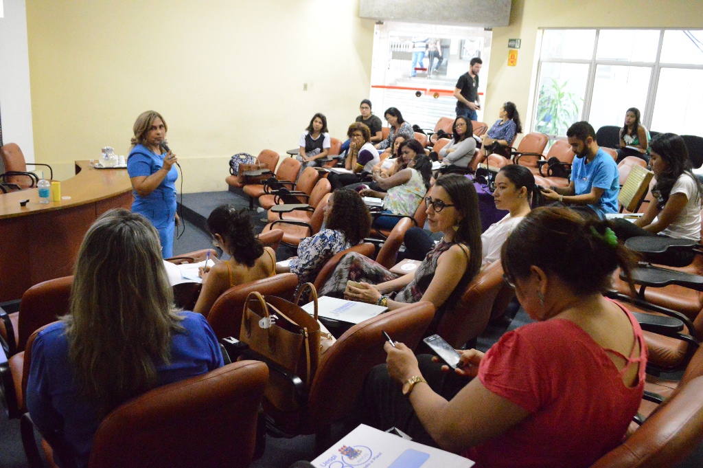 Pessoas em auditório durante palestra 