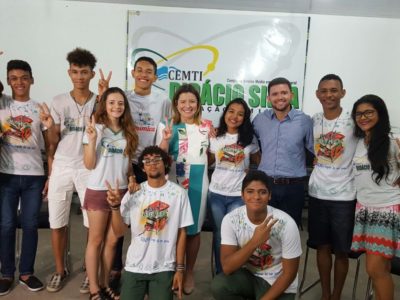 Pessoas sorrindo