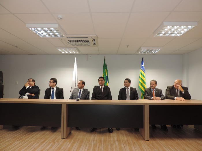 Pessoas sentada numa mesa