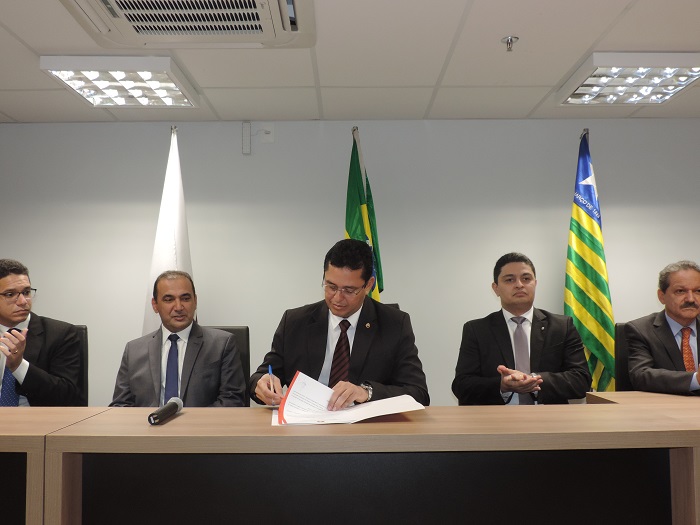 pessoa assinando documento