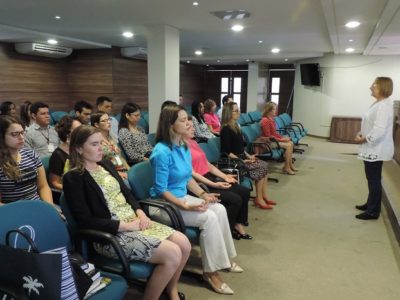 Pessoa sentada em momento de meditação
