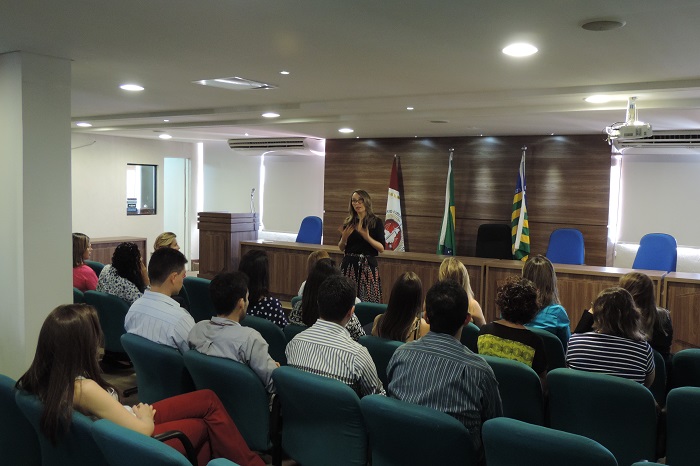 Pessoas sentadas em um auditório