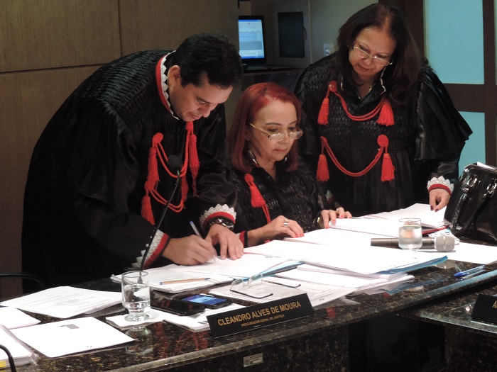 Procuradora de Justiça assina seu termo de posse no cargo de Ouvidora.