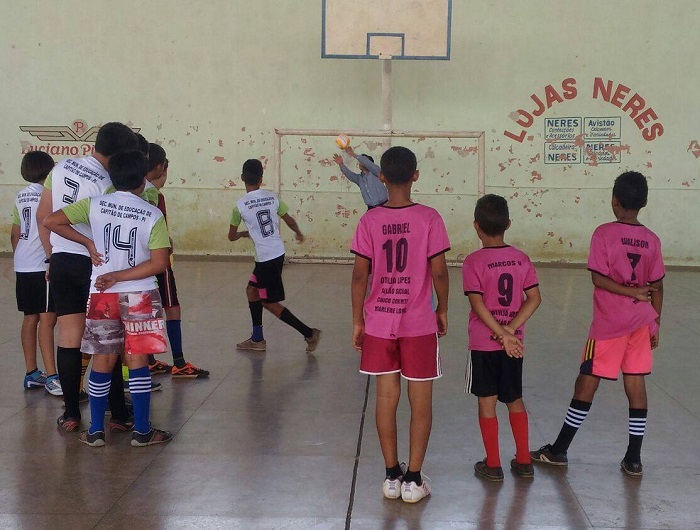 Criança jogando futebol
