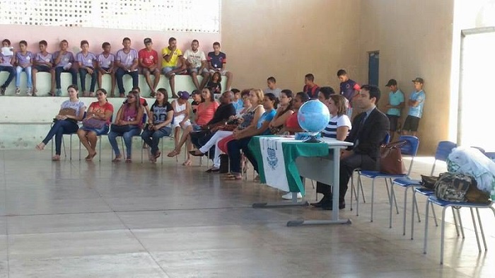 Pessoas sentadas durante solenidade