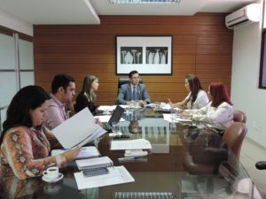 Membros do Conselho Consultivo do CEAF reunidos em torno da mesa do Gabinete do Procurador-Geral de Justiça.