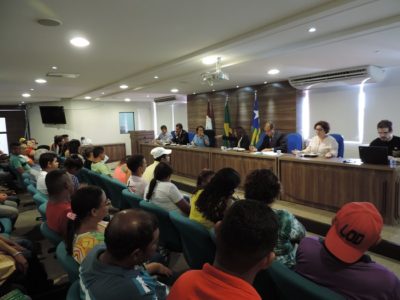 pessoas em mesa conversando