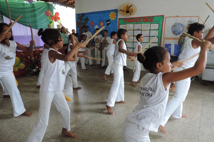 alunos jogando capoeira