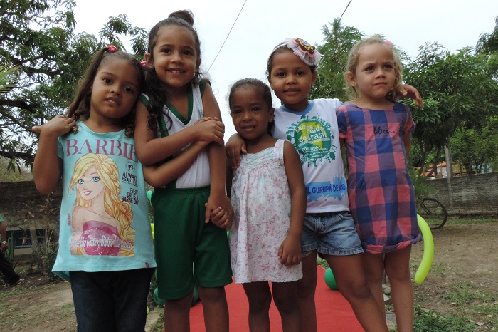 crianças sorrindo