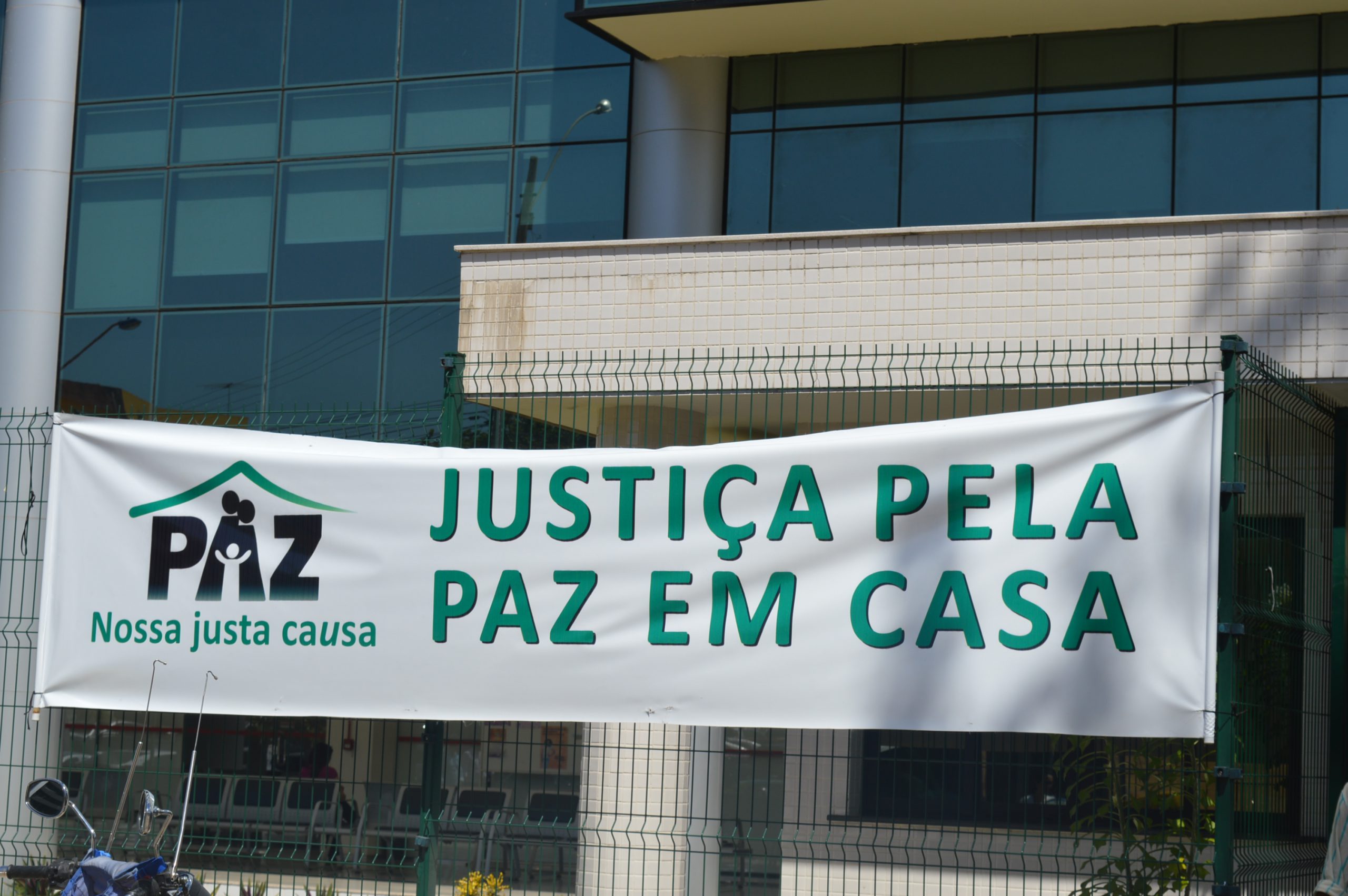 Faixa na frente do Fórum Central de Teresina, com os dizeres 
