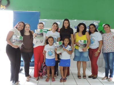 pessoas em pé sorrindo para foto