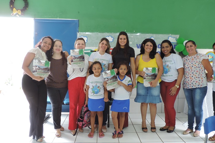 pessoas em pé sorrindo para foto